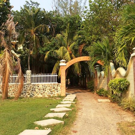 Sea Eye Hotel - Tropical Building Utila Exterior photo